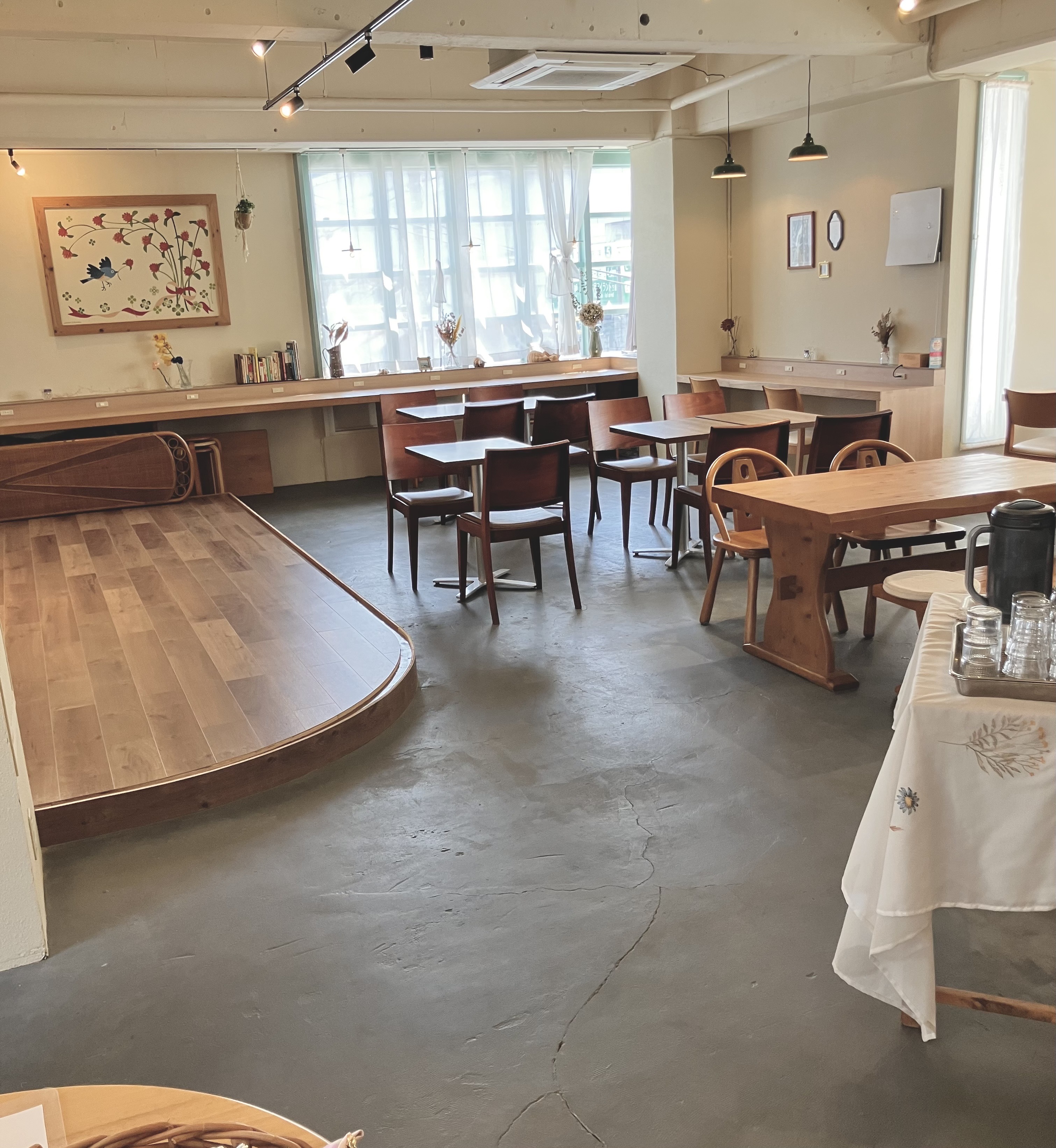 ストロベリーフィールドはリニューアルオープンいたしました。明るく落ち着いた店内の様子